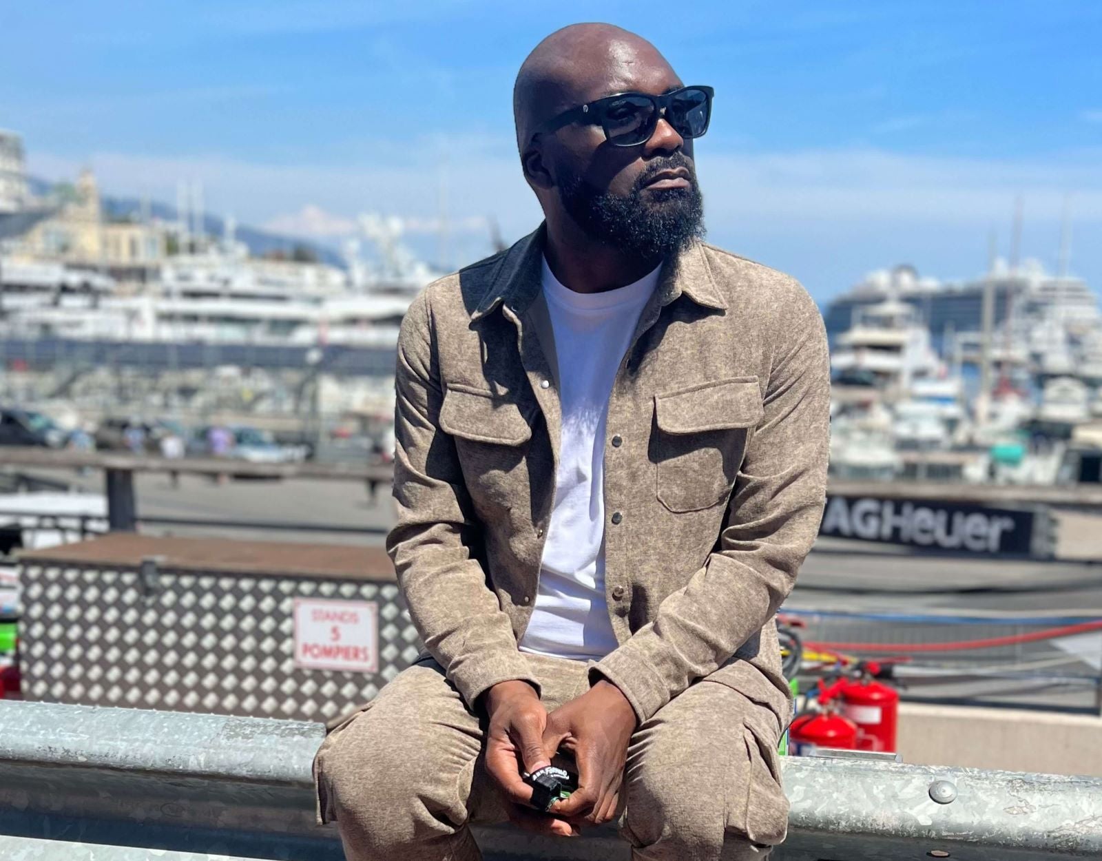 Model wearing Classic 155mm XL polarised sunglasses in Black Gloss – large head sunglasses with a secure and stylish fit.