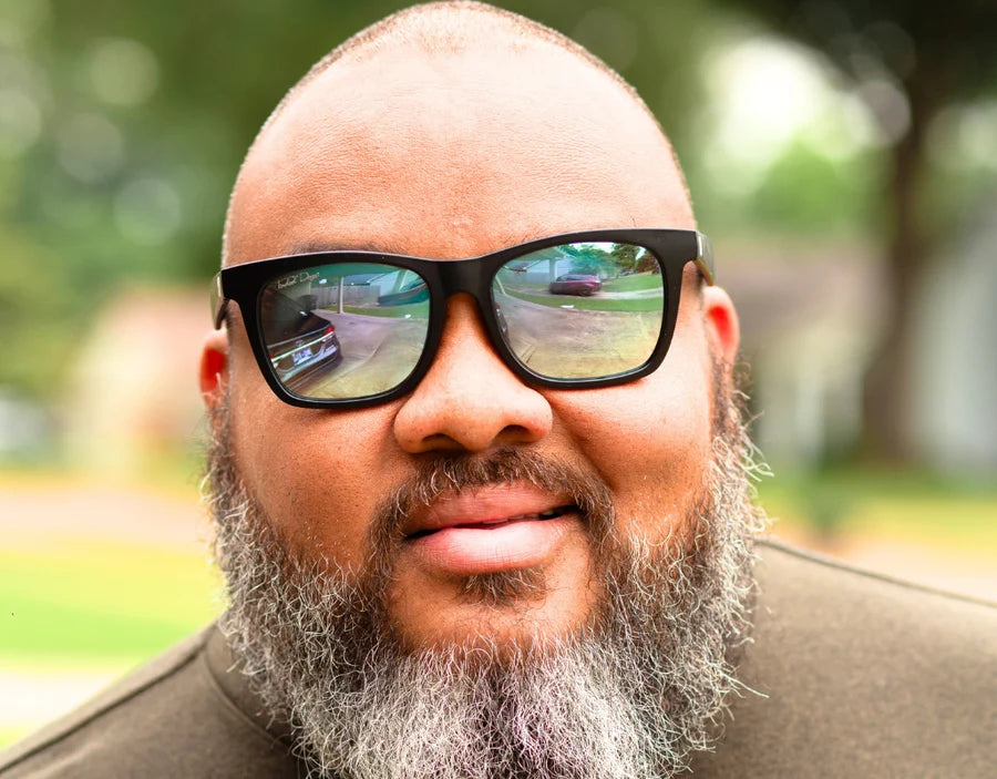 Model wearing Classic 165mm XXL polarised sunglasses in Black Matt with chrome lenses – extra wide fit and reflective style.