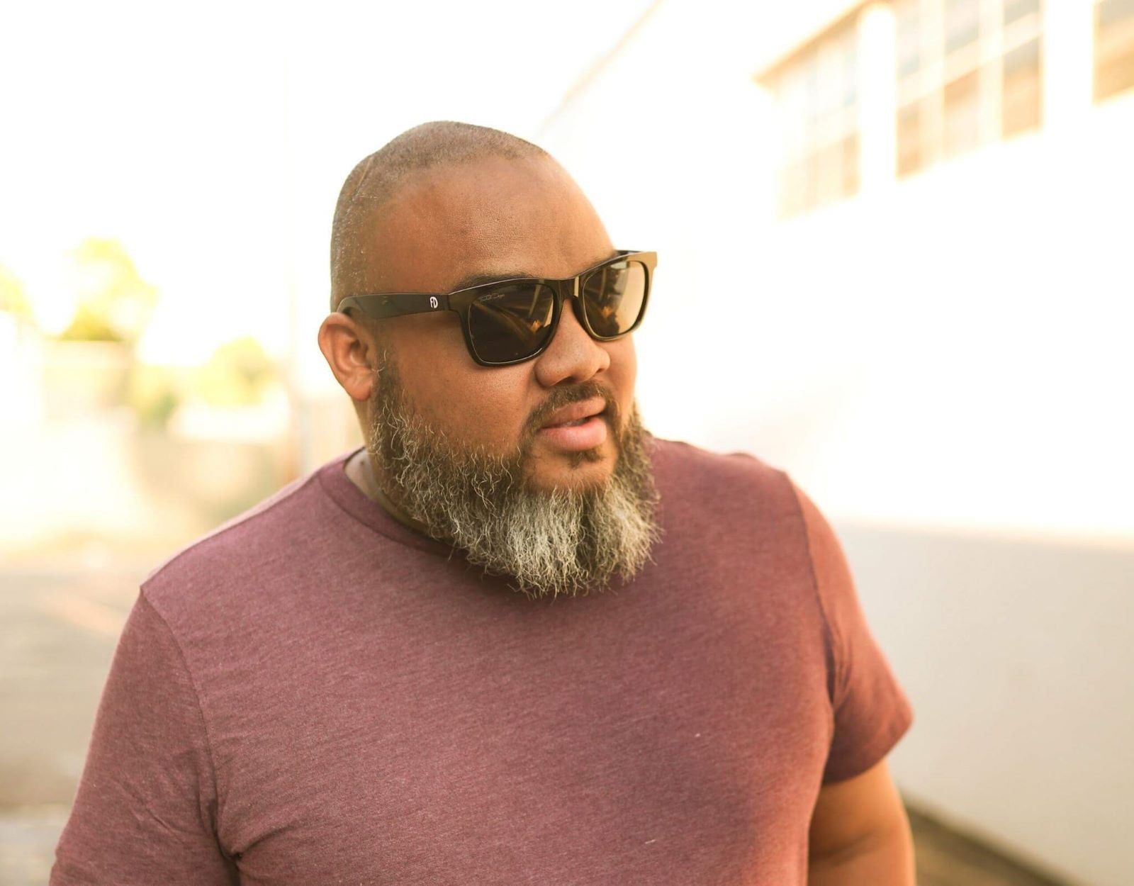 Model wearing Classic 165mm XXL extra wide sunglasses in Black Matt with black polarised lenses – snug, stylish fit for big heads.