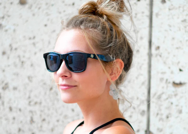 Model wearing Classic 145mm oversize sunglasses in Black Matt – large frame shades with a clean matte finish.