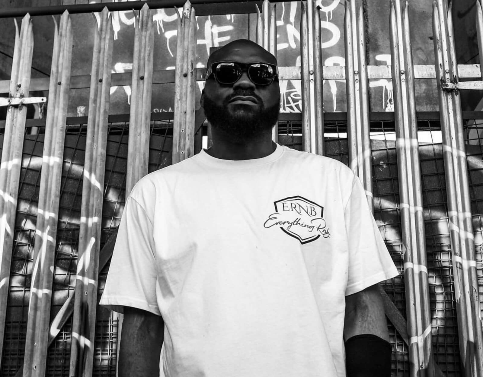 Model wearing Classic 155mm XL large head sunglasses with gold logo – premium polarised shades with extra wide comfort.