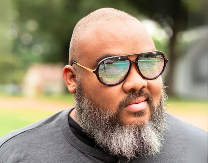 Model wearing XXL aviator sunglasses for large heads in Black with chrome lenses – reflective style and wide comfort.