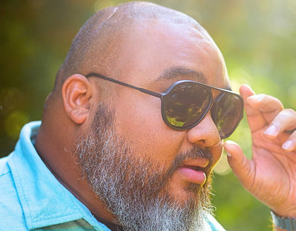 Model wearing blackout XXL aviator sunglasses with black lenses – wide fit, all-black aviators for big heads.