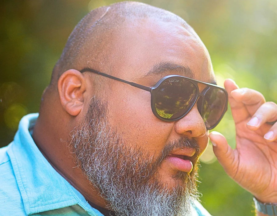 Model wearing blackout XXL aviator sunglasses with black lenses – wide fit, all-black aviators for big heads.