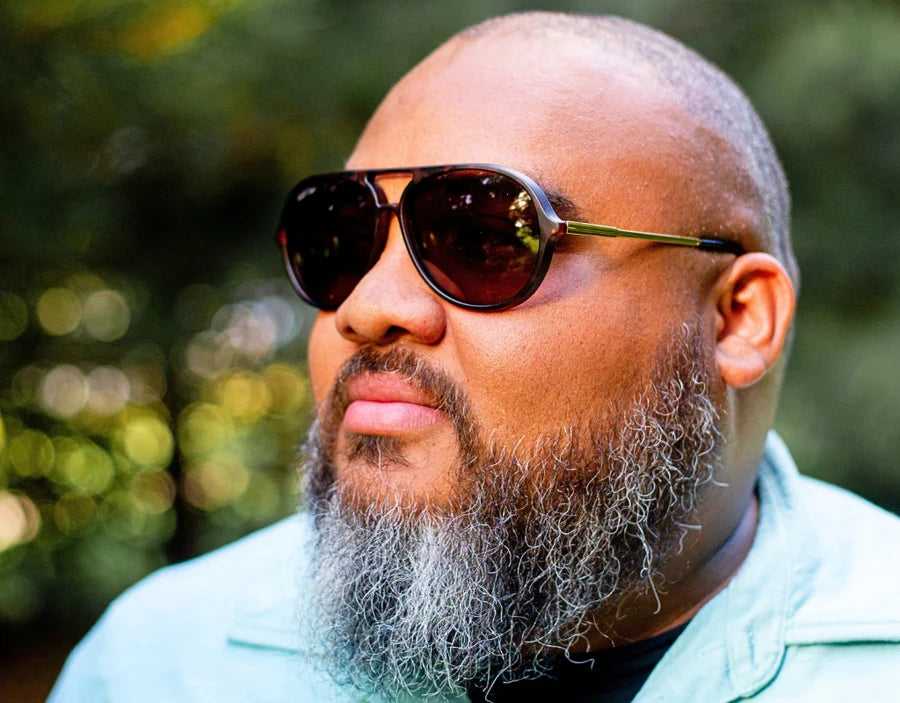 Model wearing Tortoise XXL aviator sunglasses with brown polarised lenses – warm-toned large aviators for men with wide faces.