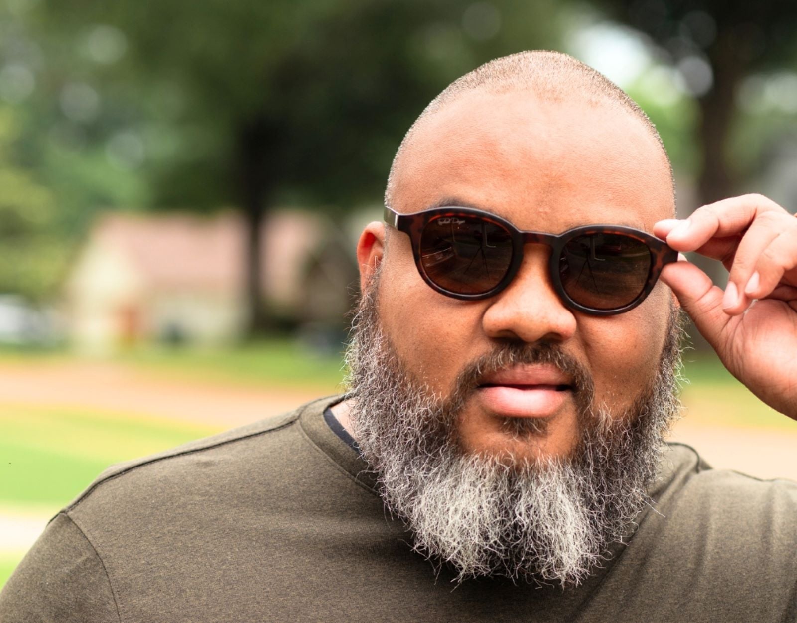 Model wearing The Scholar 165mm XXL large frame sunglasses in Tortoise – stylish sunglasses for wide faces with warm brown tones..